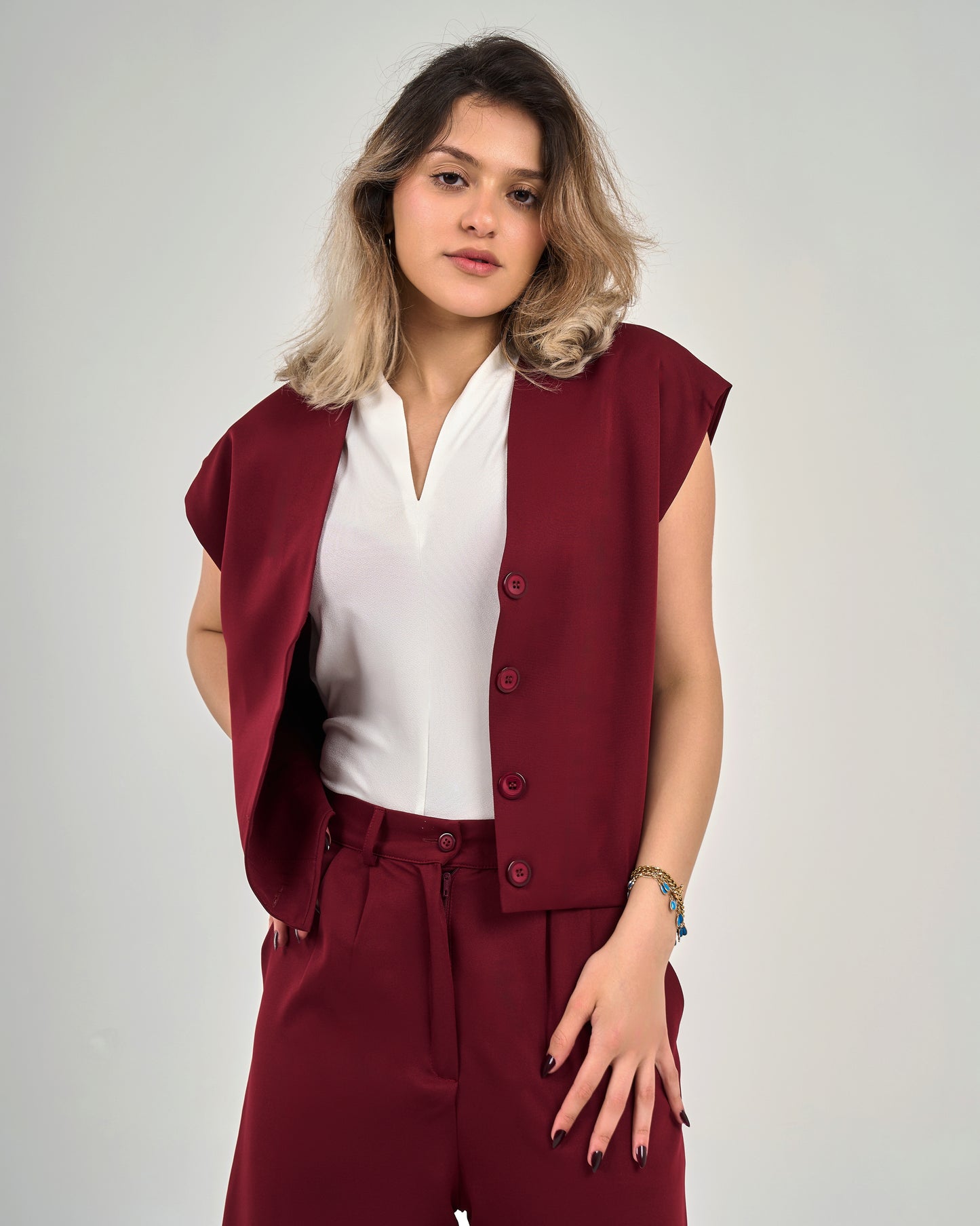 Compact v neck vest in burgundy
