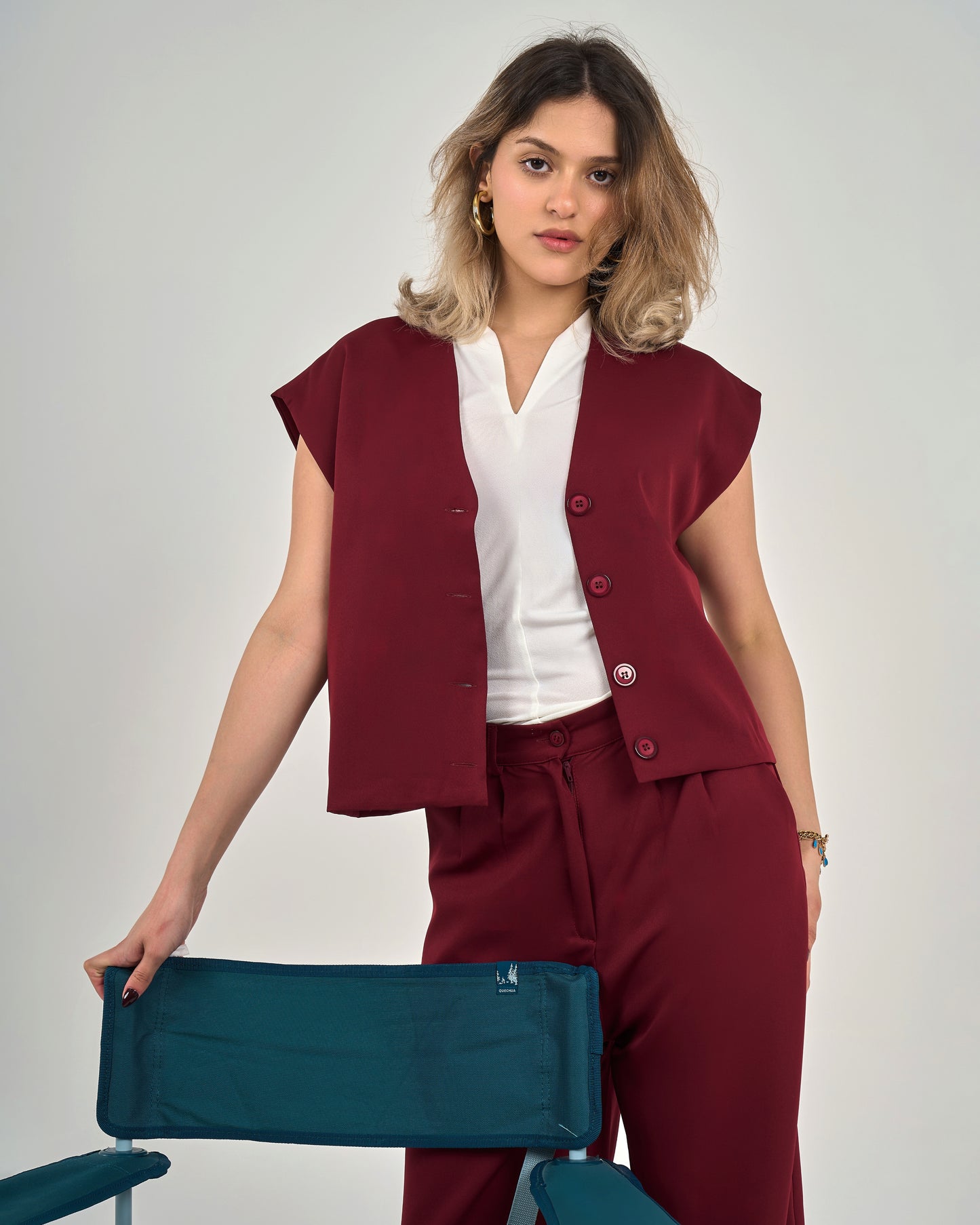Compact v neck vest in burgundy