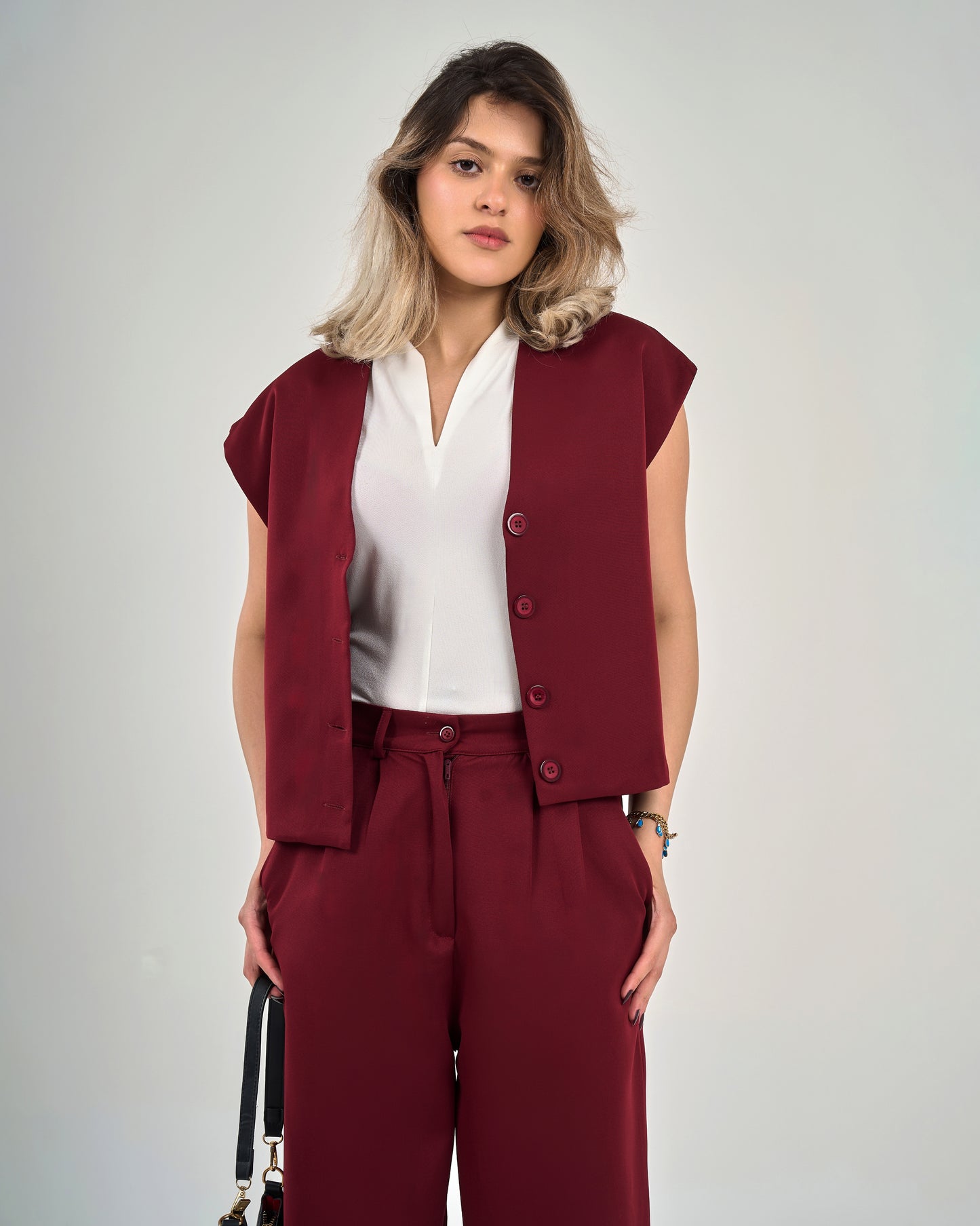 Compact v neck vest in burgundy