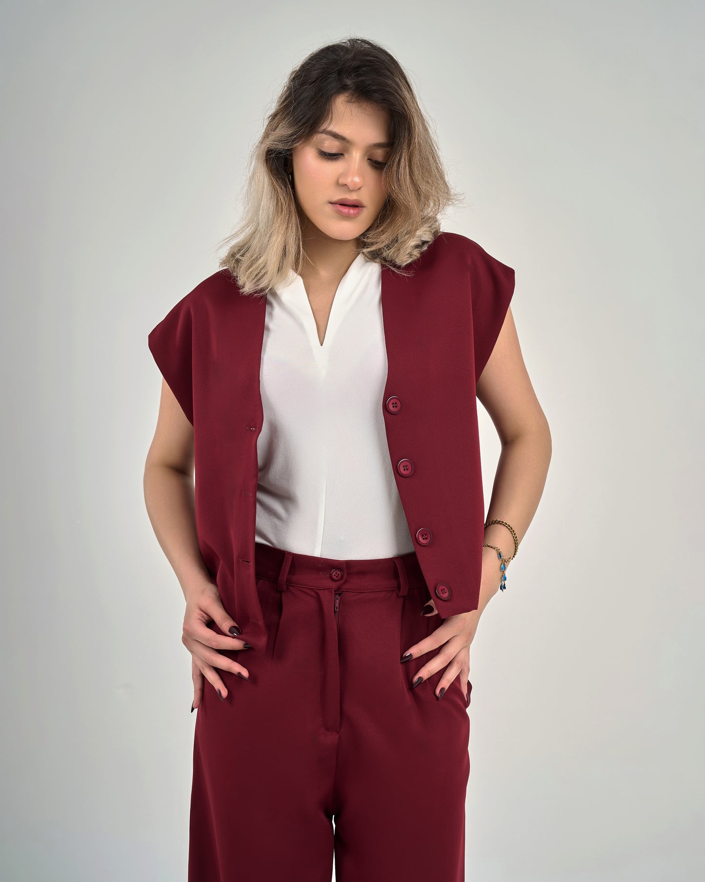 Compact v neck vest in burgundy