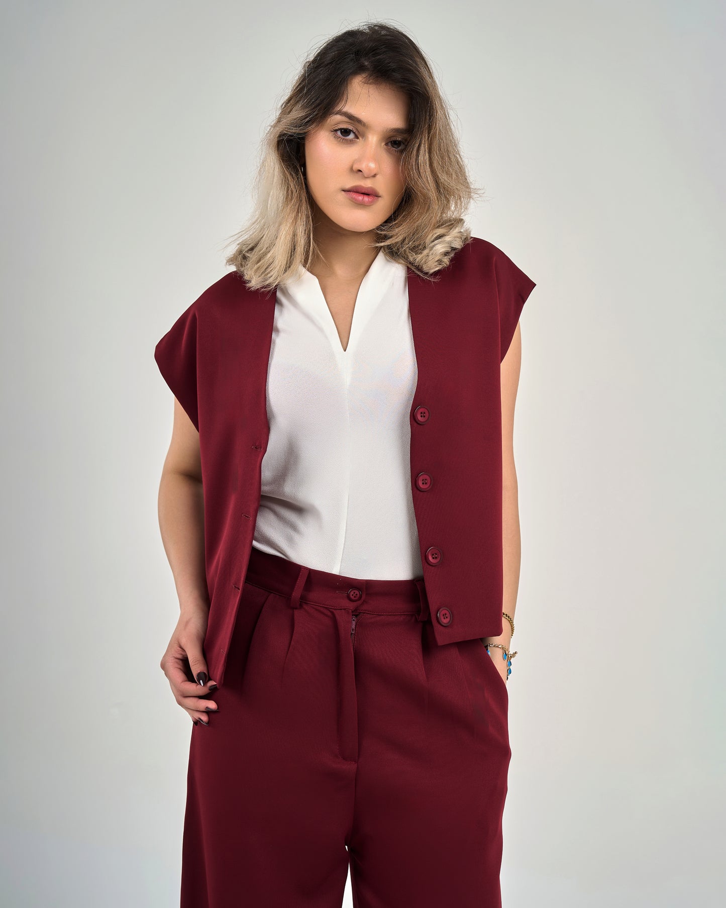Compact v neck vest in burgundy