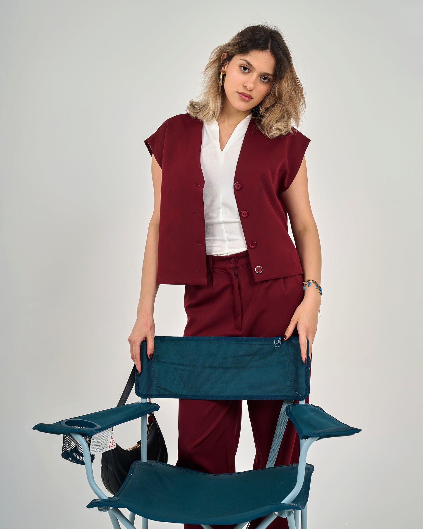 Compact v neck vest in burgundy