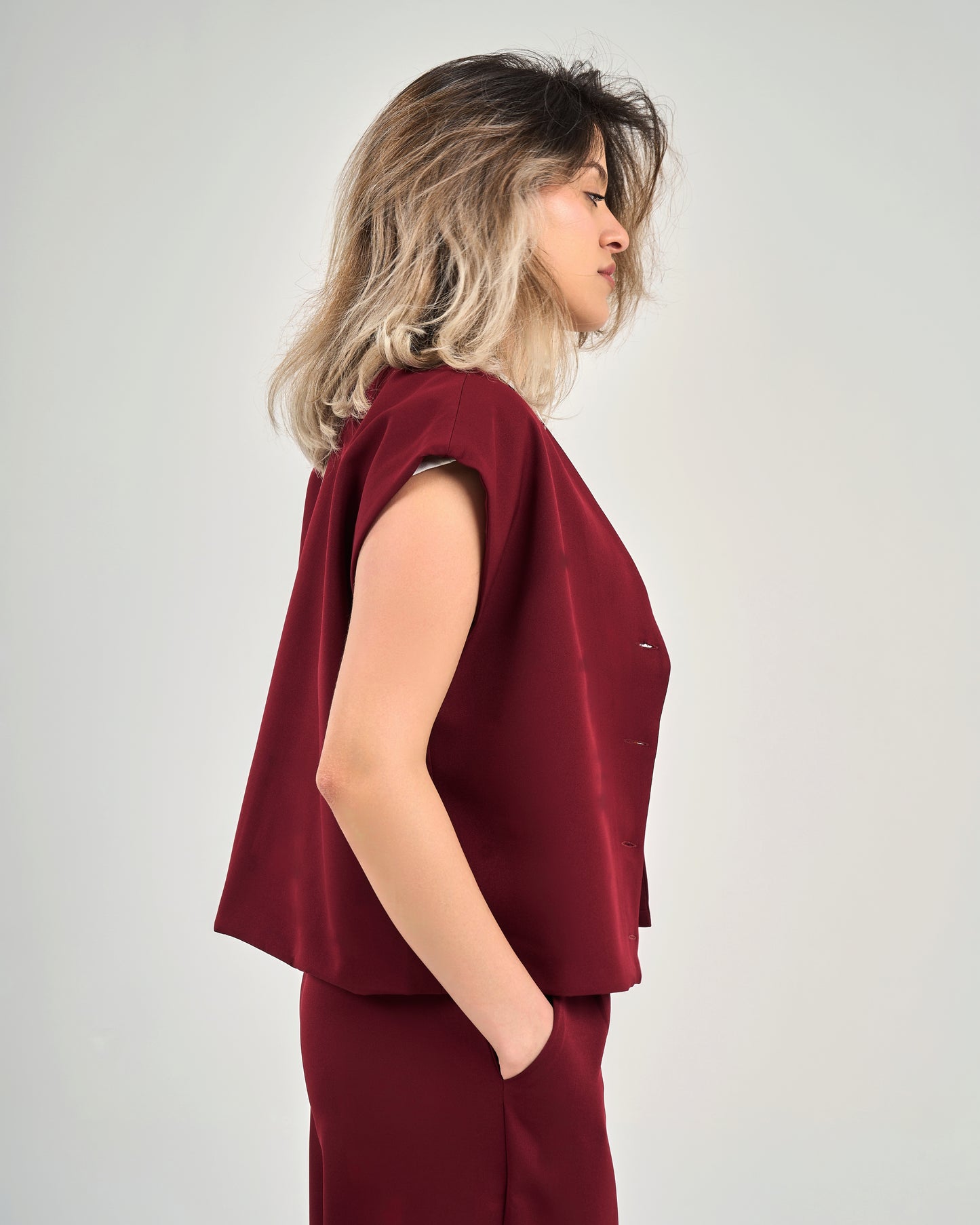 Compact v neck vest in burgundy