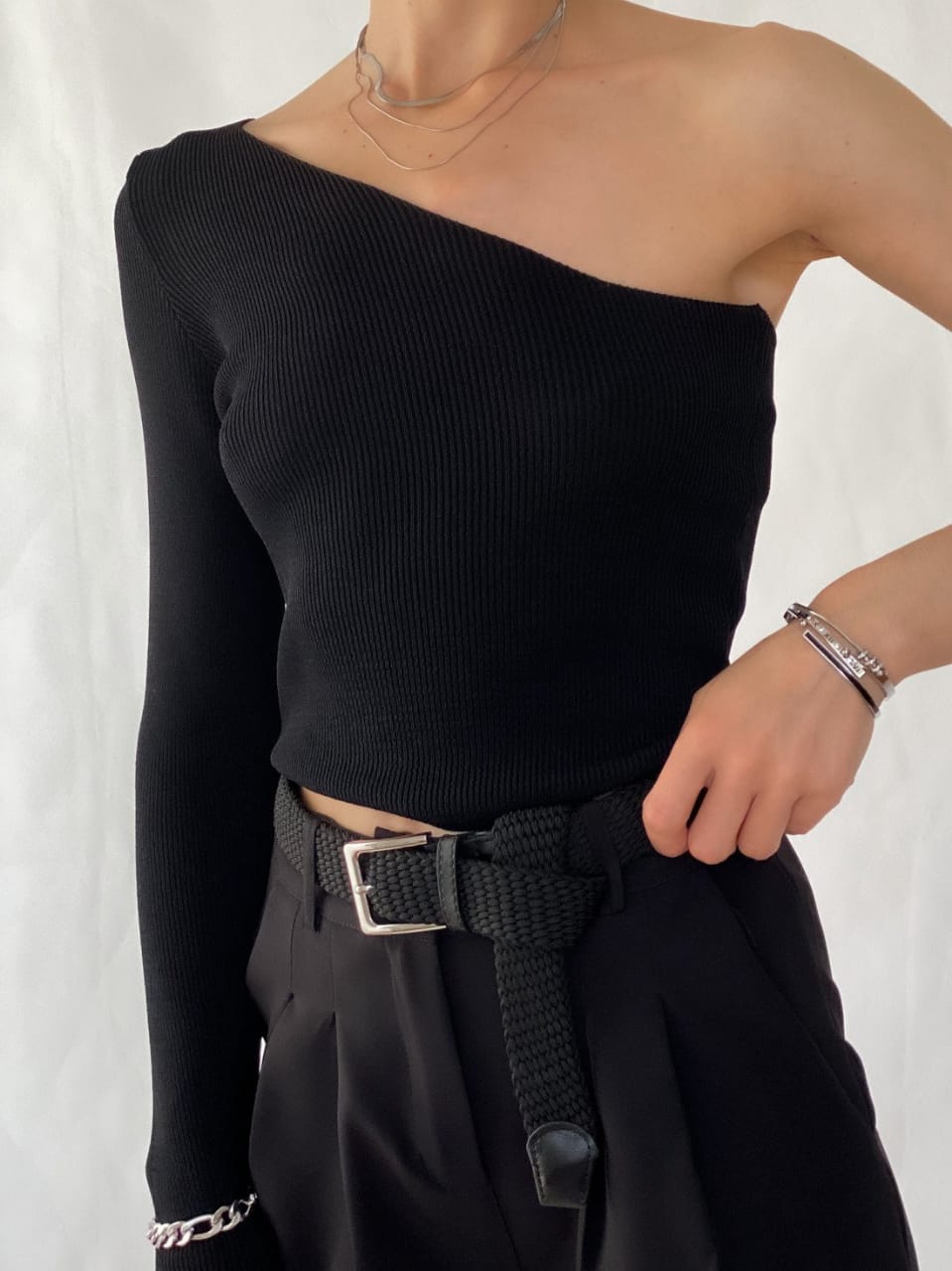 ONE SHOULDER TOP – BLACK