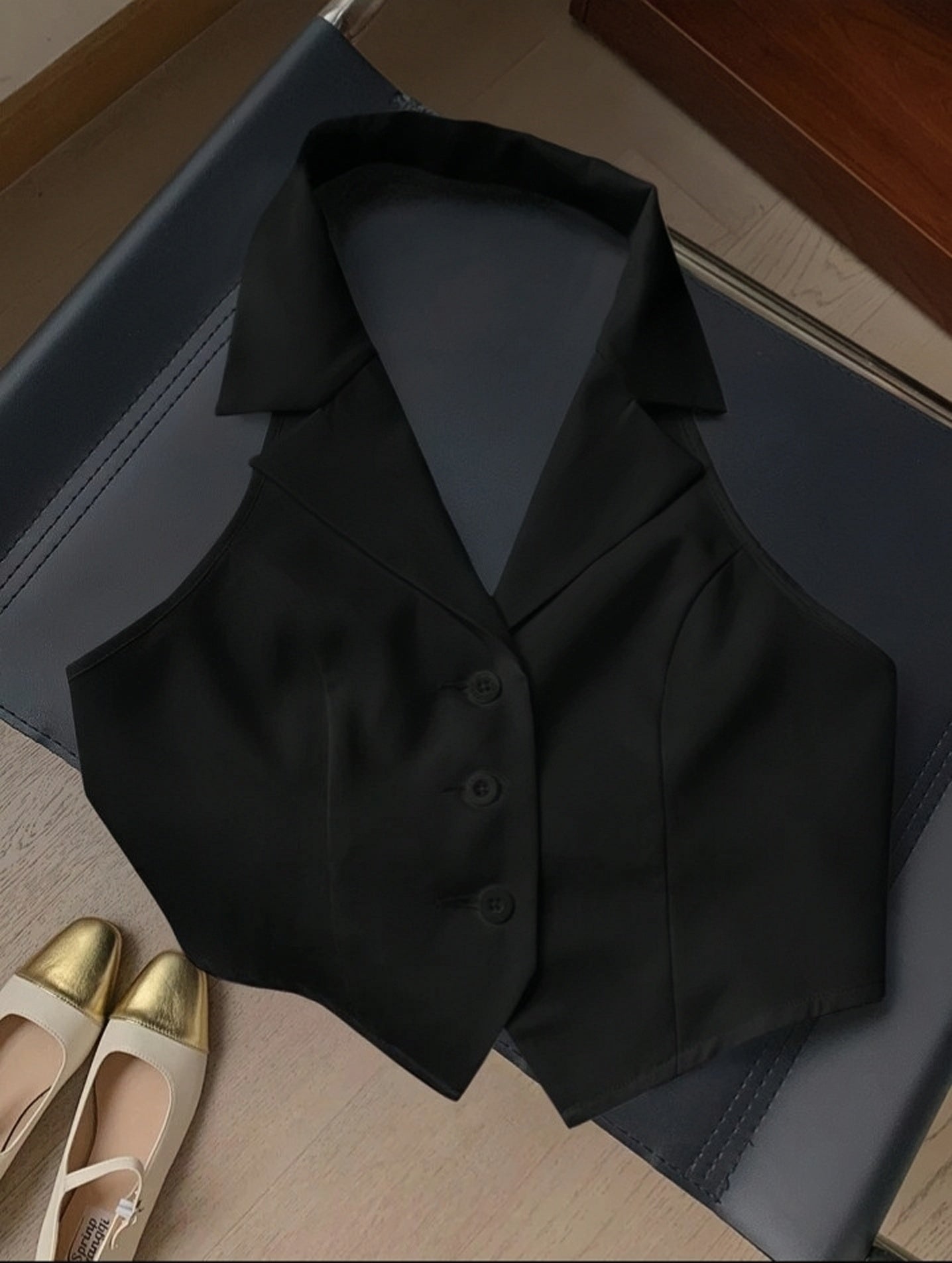 Collar waistcoat with back fastening